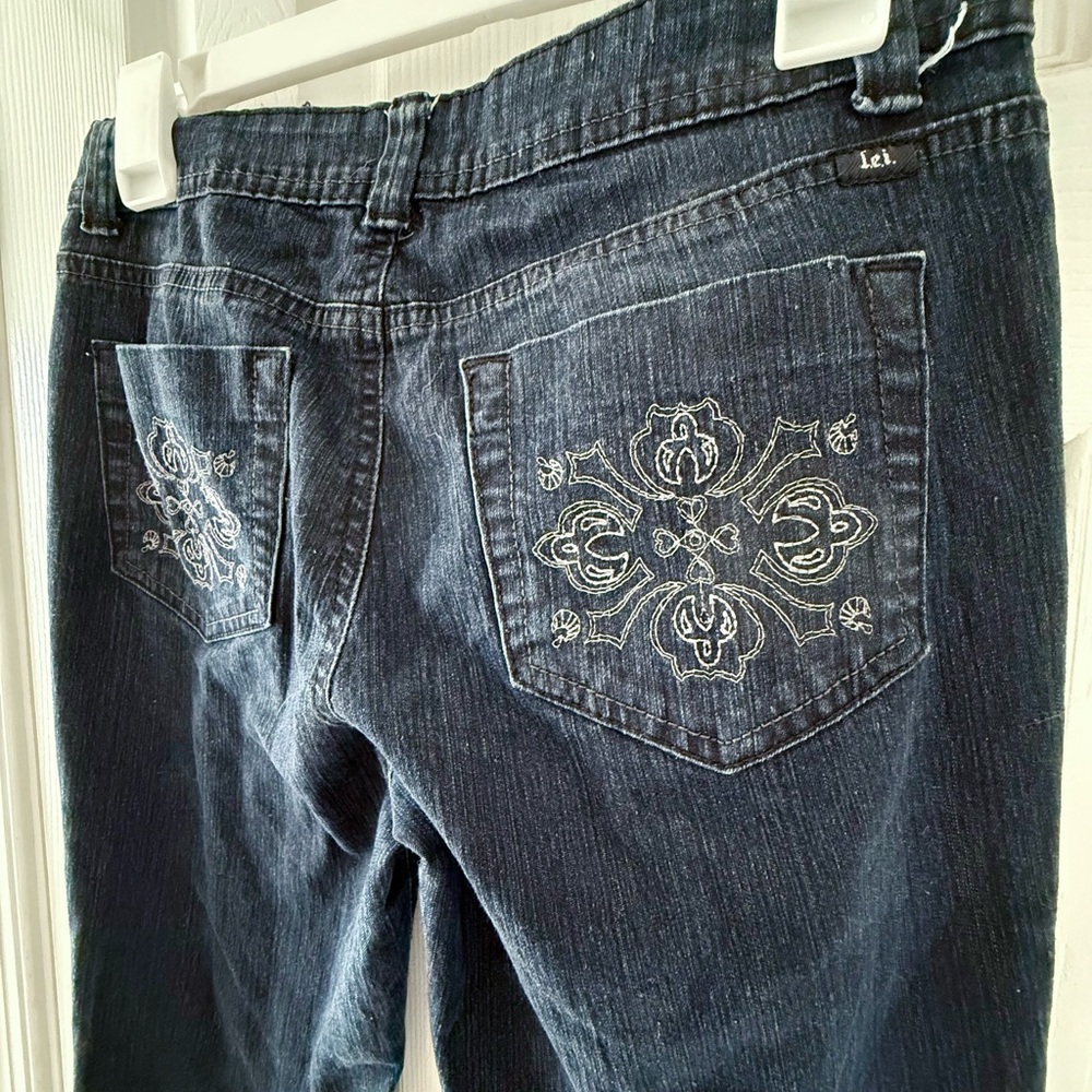 lei Vintage Women's Dark-Wash Chelsea Boot Cut Jeans with Embroidery - Picture 4 of 7